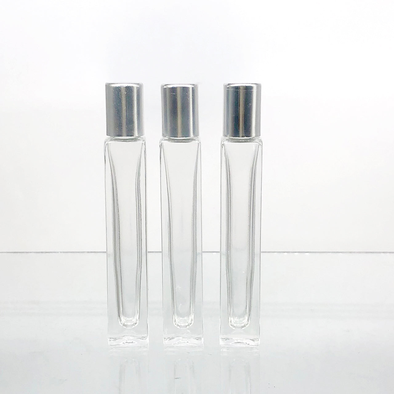 ขวดลูกกลิ้งลูซี่เหลี่ยม ฝายาวเงิน 10ML. (ใบ)