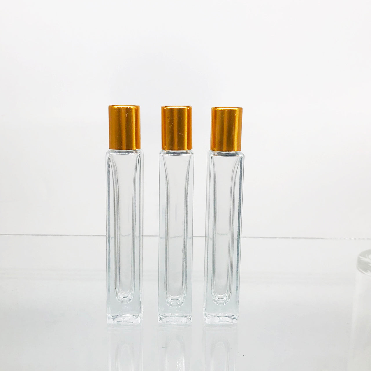 ขวดลูกกลิ้งลูซี่เหลี่ยม ฝายาวทอง 10ML (ใบ)